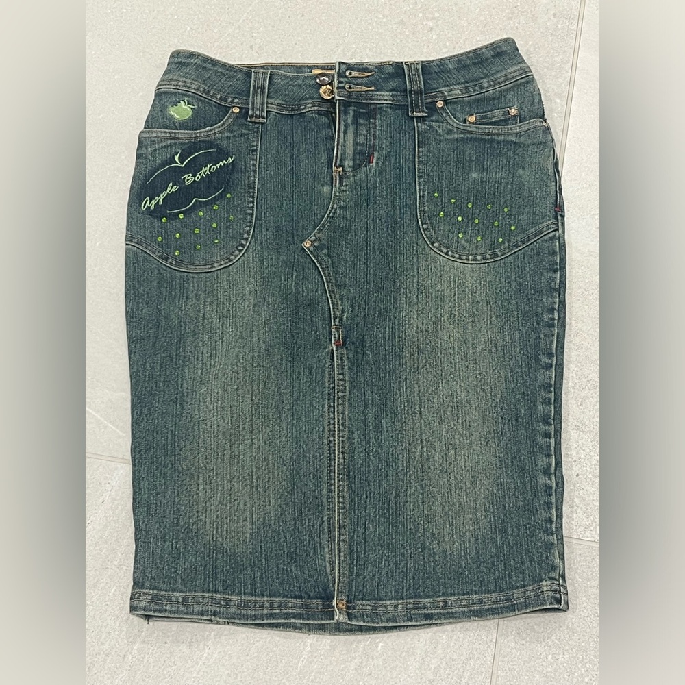Apple bottom jeans skirt size 4 (discontinued)